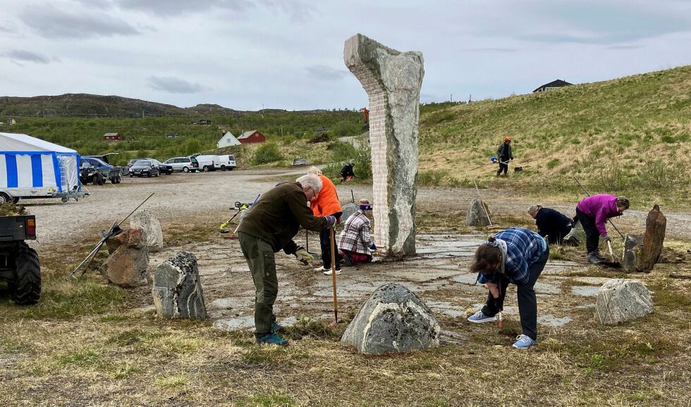Mange stilte opp på dugnaden ved Saviomonumentet i Bugøyfjord sist lørdag.
 Foto: Privat
