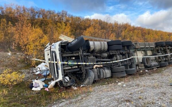 Trailer ligger i grøfta