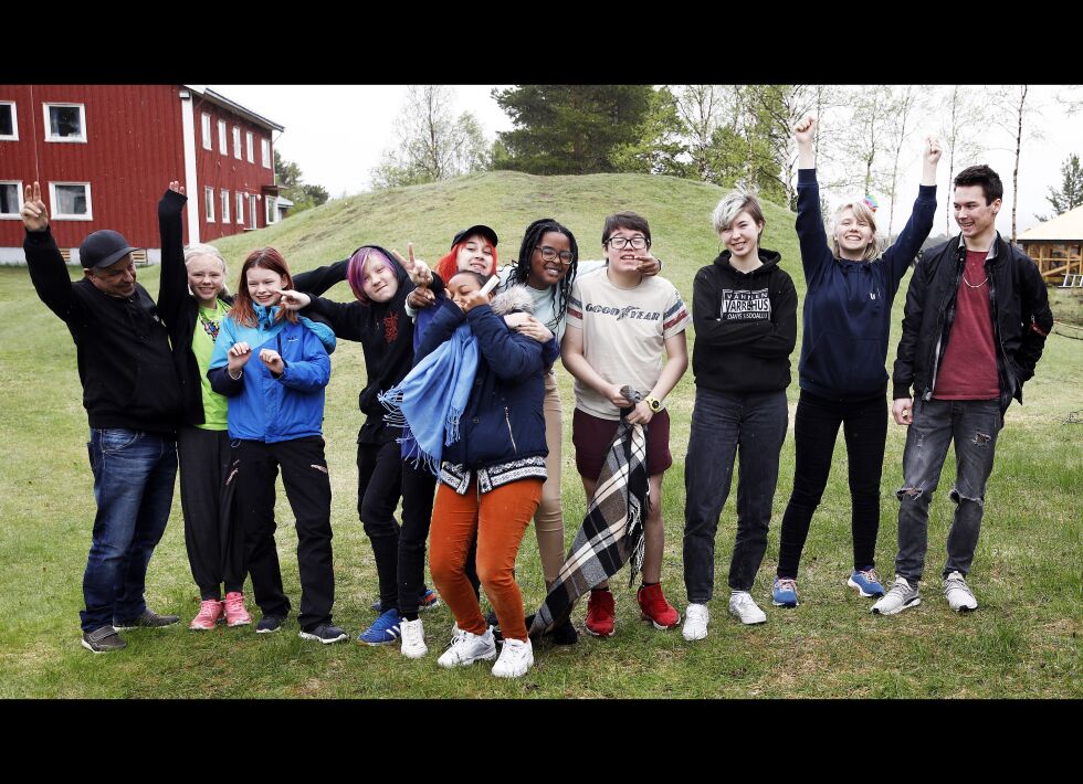 UKM-kontakt John Arvid Johnskareng, Henriette Mielonen, Nadia Máret Anti, Storm Gabriel Grøtta fra Lakselv, Anna Corazon, Anna Tunold, Aimee Nduta, Daniel Reyes, instruktør Tara Markussen, Alfhild Beate Vuolab og musikkprodusent Martin Kitti.
 Foto: June Helén Bjørnback