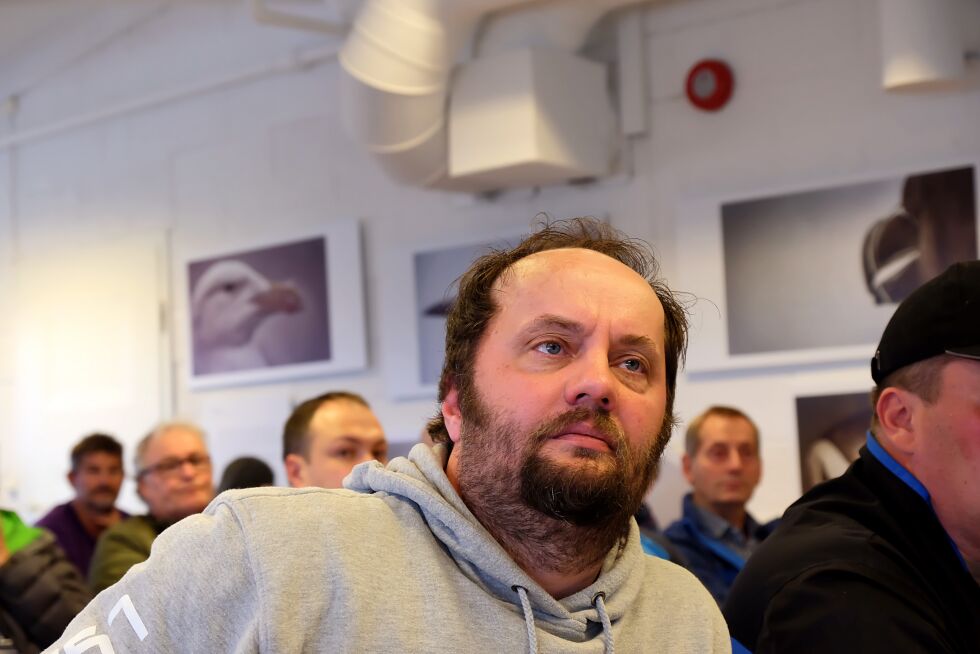 Svein Vegar Lyder gir 100.000 kroner gjennom firmaet Lyder Fisk til utbedring av veien til Nervei.
 Foto: Bjørn Hildonen