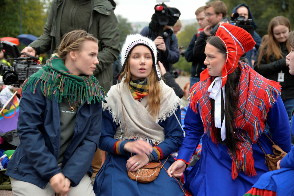 NU-leder Gina Gylver, Ella Maria Hætta Isaksen og NSR-N-leder Elle Nystad har fått svar fra kongehuset.
 Foto: Steinar Solaas