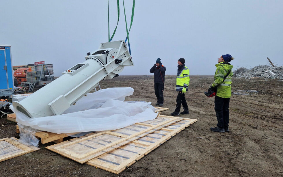 Fra monteringen av den nye værradaren.
 Foto: Espen Aspestrand