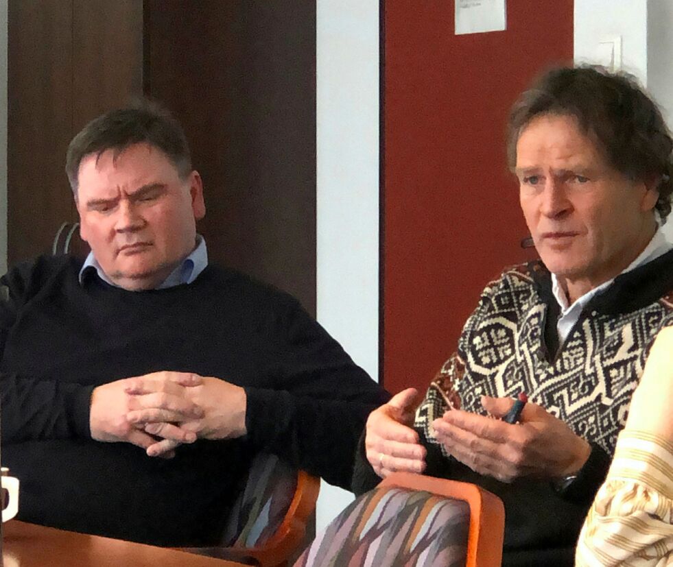 Ordfører Svein Atle Somby og arkitekt Stein Halvorsen diskuterer tanker omkring Karasjoks nye sentrumsområde. Foto: Stein Torger Svala