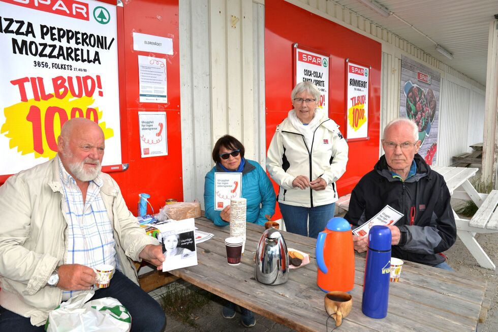 – Vold mot eld­re er et van­ske­lig tema som det må bli mer åpen­het om, sier fra venst­re Vik­tor Pe­der­sen, Bjørg Pe­der­sen, Aina Hans­sen og Bernt Larsen. Foto: Son­ja E. An­der­sen