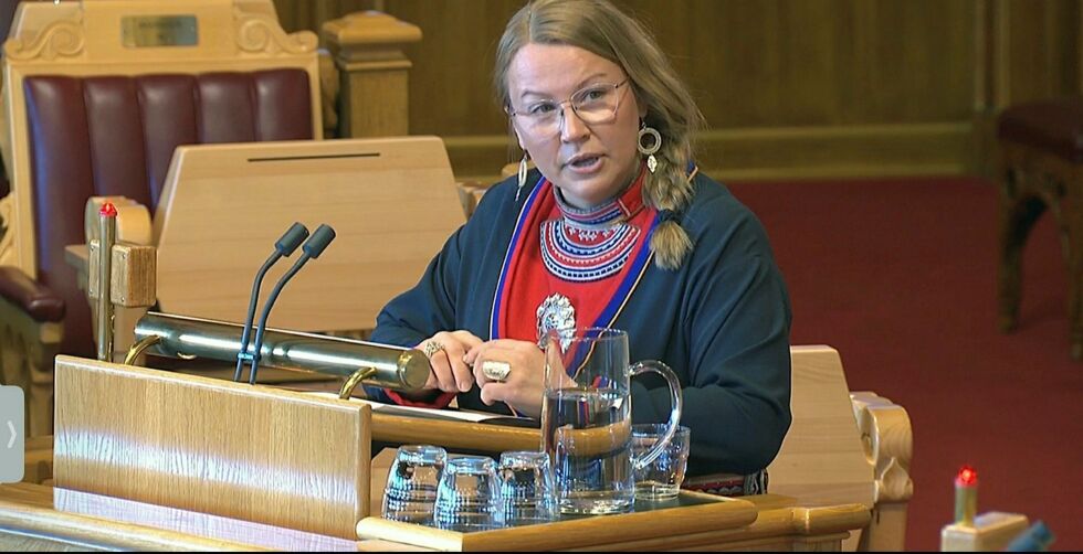 Hilde Marie Gaebpie Danielsen under sin debut på Stortingets talerstol.
 Foto: Stortinget skjermbilde