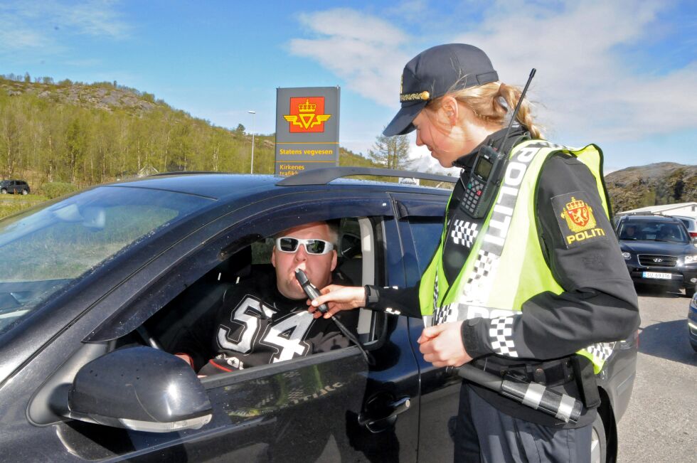 Torbjørn Østlund var blant de 32 kontrollerte, som alle kjørte med null promille. Her bivånes blåsinga av politistudent Nora Leding.
 Foto: Hallgeir Henriksen