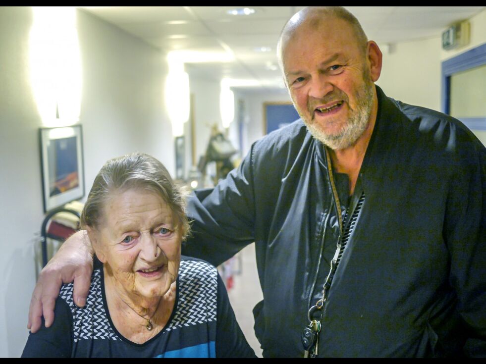 Odd Gunnar Pettersen tok en tur rundt for å se på vareutvalget sammen med sin mor, Astrid Pettersen. - Et flott tiltak, syntes han om handledagen på helsesenteret.
 Foto: Geir Johansen