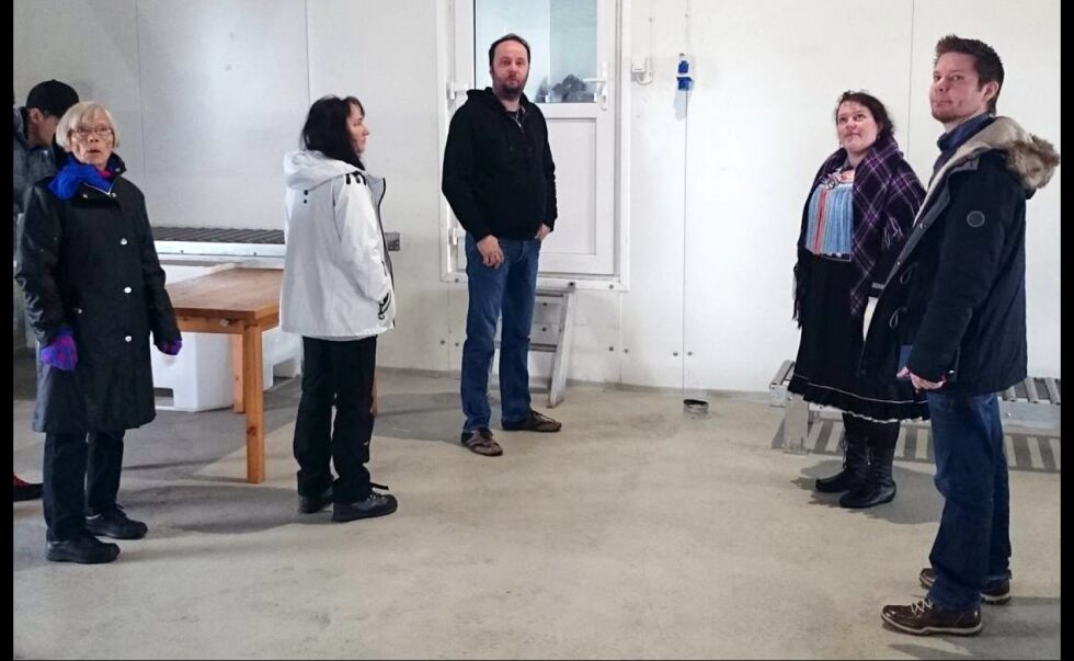 Sametingets representanter (til høyre) tok seg tid til en omvisning på det nye krabbemottaket på Veidnesklubben, ledet an av Svein Vegar Lyder (i midten foran døra).
 Foto: Privat