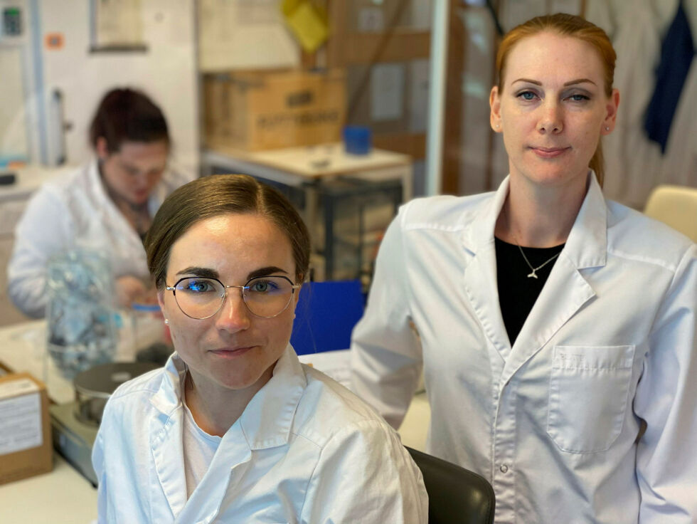 Laboratorieleder Ida Fløystad og overingeniør Ane Sofie Bednarczyk er en del av arbeidslaget som betjener over 1.300 prøver fra publikum i Pasvik i løpet av arbeidsåret.
 Foto: Hallgeir Henriksen
