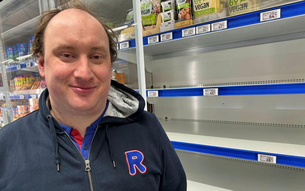 Audun Øwre, kjøpmann hos Rema 1000 Hesseng, hadde tomme egghyller tirsdag, men håpet å få mer inn allerede dagen etter.
 Foto: Birgitte Wisur Olsen