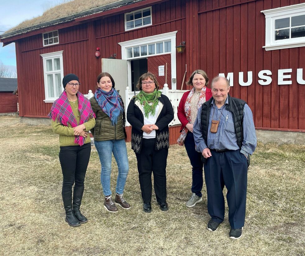 Styret i mu­se­ums­sii­da­en med styremedlemmene Kjersti Schan­che, Liv Astrid Kvam­men, direk­tør og sty­re­sek­re­tær Mari­ann Woll­mann Magga, sty­re­leder Sol­veig Ballo og nest­le­der Hart­vik Han­sen ønsker ikke mer åpen­het og nekter Sá­gat innsyn i sak­er avisa har bedt om.
 Foto: Birgitte Wisur Olsen