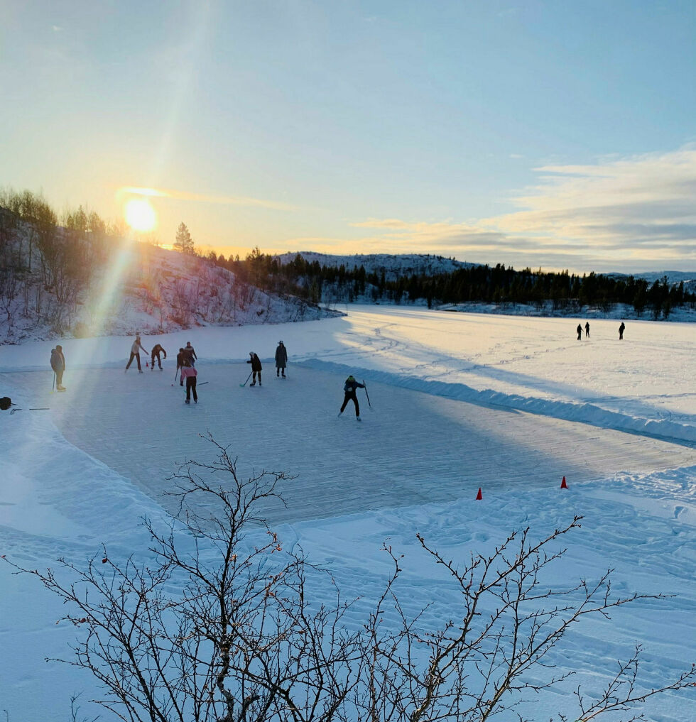 På Karlsonvannet ved Bjørnevatn har elever og lærer brøyta sin egen hockeybane, og på første økta var de to timer ute på isen.
 Foto: Pål Harald Hansen