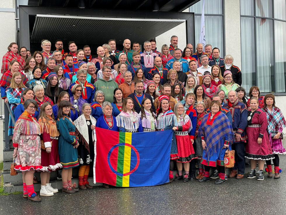 Her er det tradisjonelle «klassebildet», hvor alle som deltok på landsmøtet i NSR i Alta 2022 er med.
 Foto: Ol Johan Gaup/NSR