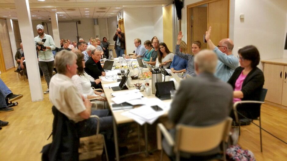 Representantene fra rovviltnemnda i Oslo, Akershus og Østfold, Sunniva Holmås Eidsvoll (SV) og Øyvind Solum (MDG) (med hendene i været) tapte begge avstemninger om lisensfelling av ulv. Jon Anders Mortensson var tilfreds med det.
 Foto: Erik Brenli