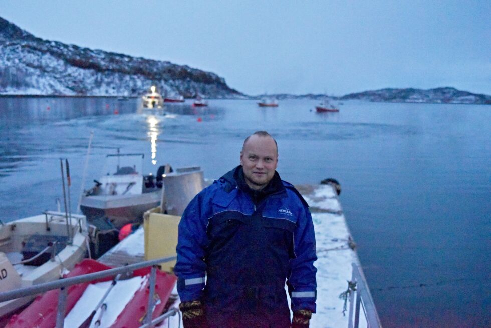 Fisker Jørn Harangen hadde planlagt å leie inn en 19-åring for å fiske på båten fra 1. januar, og selv mønstre på når det store trykket kom. Nå må Harangen skrote denne planen på grunn av forskriftsendringen som kom 20. desember, mens den unge fiskeren fikk 11 dager på seg å finne noe annet å gjøre fra nyttår.
 Foto: Bjørn Arne Johansen