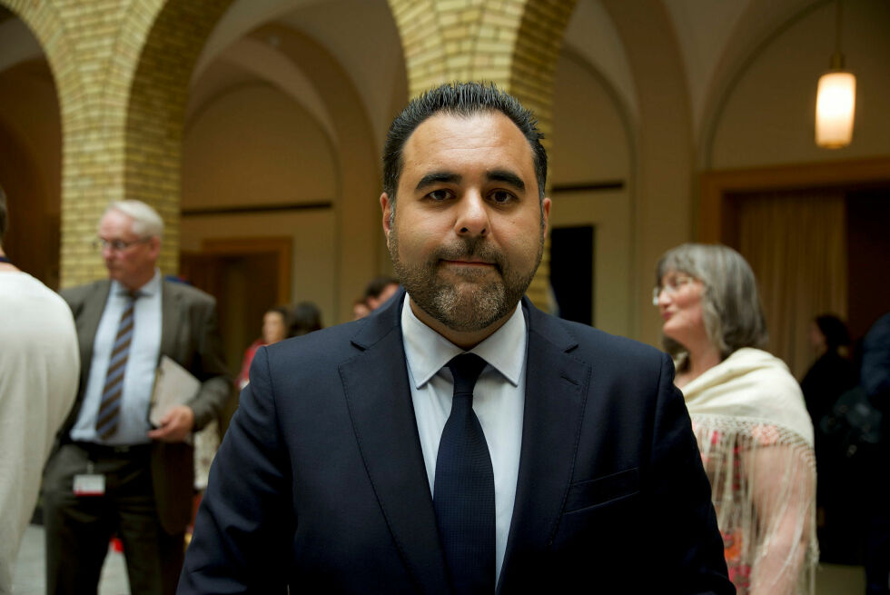 Stortingspresident Masud Gharahkhani (Ap) i vandrehallen etter overlevering av Sannhets- og forsoningskommisjonens rapport 1. juni 2023.
 Foto: Steinar Solaas