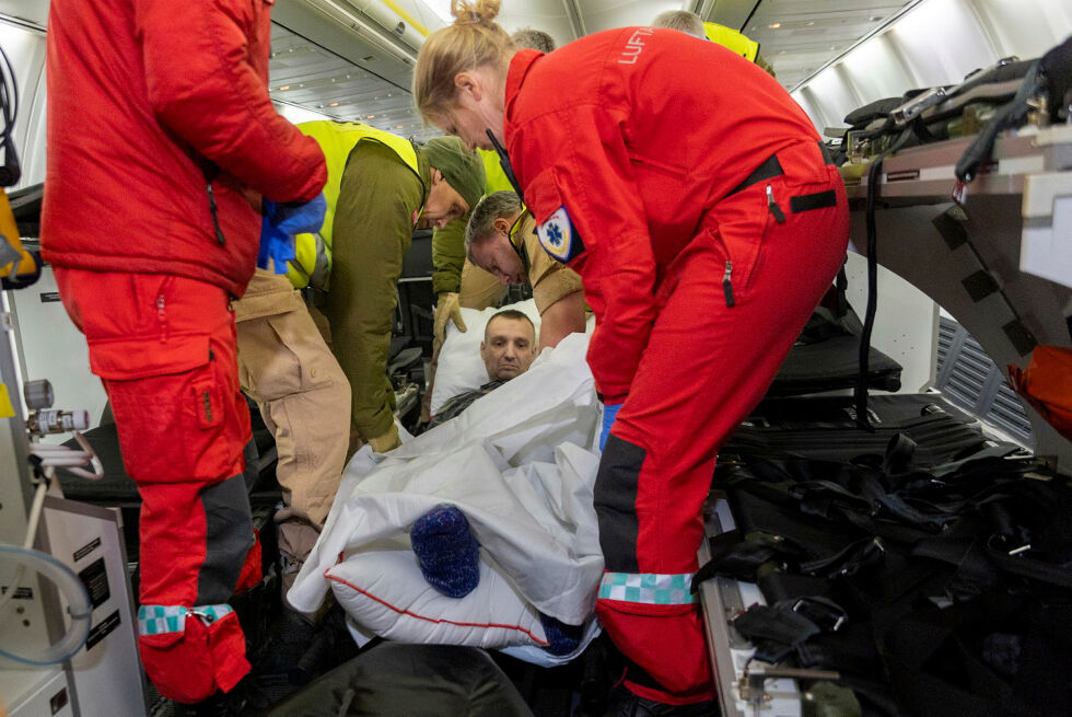 En pasient fra Ukraina blir gjort klar og fraktet ut fra flyet, som har flydd fra Polen med pasienter og pårørende fra Ukraina, til sykehus i Europa.
 Foto: Frederik Ringnes/Forsvaret