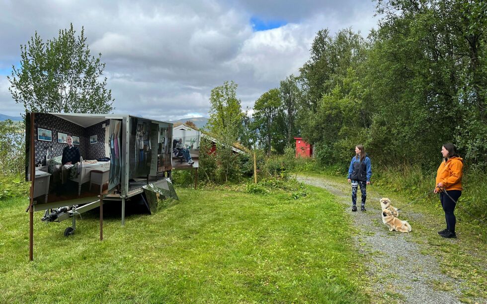 Char­lot­te Ved­vik og Hege Aust­gu­len gikk på tur med hundene i området, og viste interesse for utstillingen.
 Foto: Elin M. Wersland