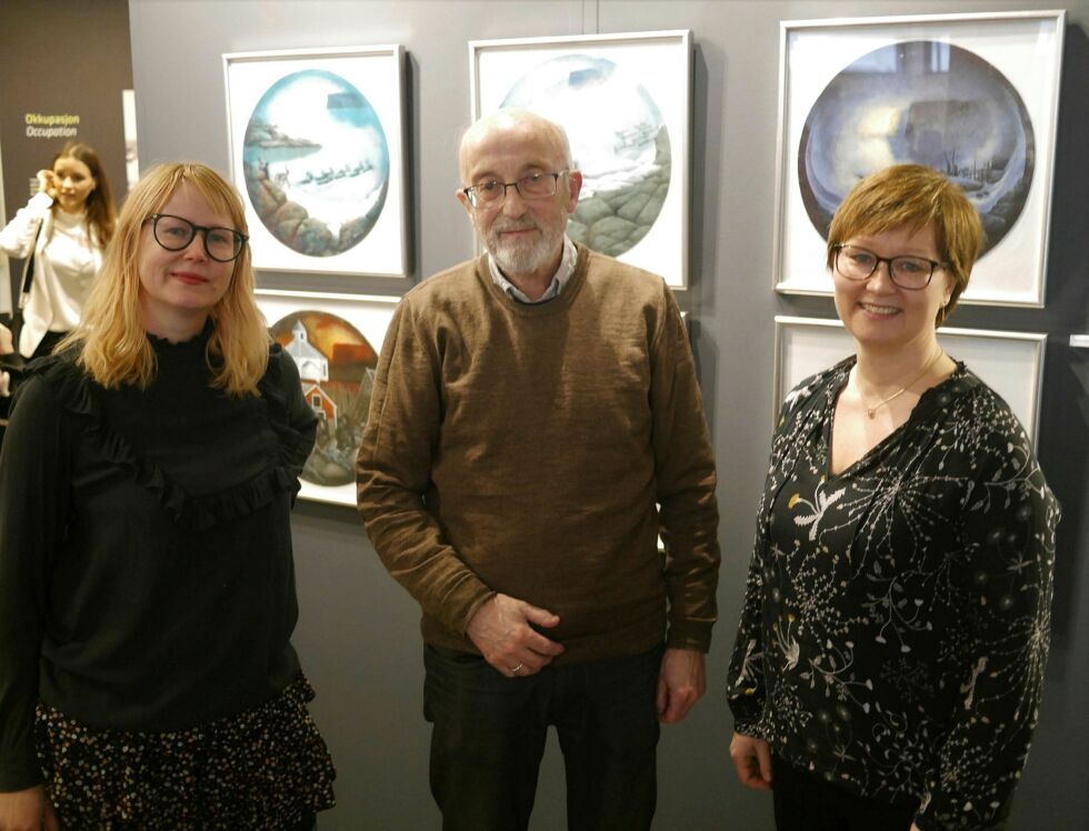 De har samarbeidet om den nye utstillingen, «Kunsten og vi» på Nordkappmuseet. Fra venstre Emma Gunnarsson, Knut Bjørn Lindkvist og Heidi Holmgren. I bakgrunnen ses plattene med motiver av Bjarne Holst, som var utslagsgivende for etableringen av Nordkappmuseet.
Foto: Geir Johansen