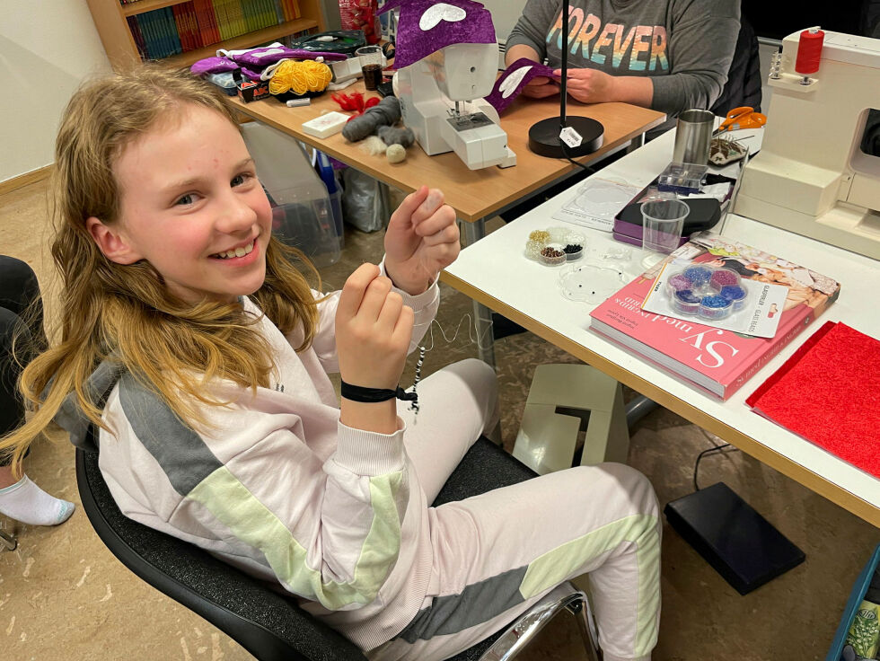 Ida Sofie Saltvik Smelror gjør først unna skoleleksene, og så blir det perling.
 Foto: Birgitte Wisur Olsen