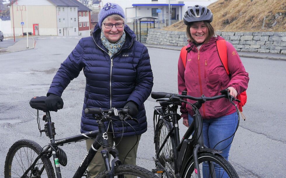Liv Øyen Strind (til venstre) og Stine Kjosbakken har arbeidet med å forberede  det landsomfattende sykkelløpet som starter på Nordkapp lørdag 21. mai.
 Foto: Geir Johansen