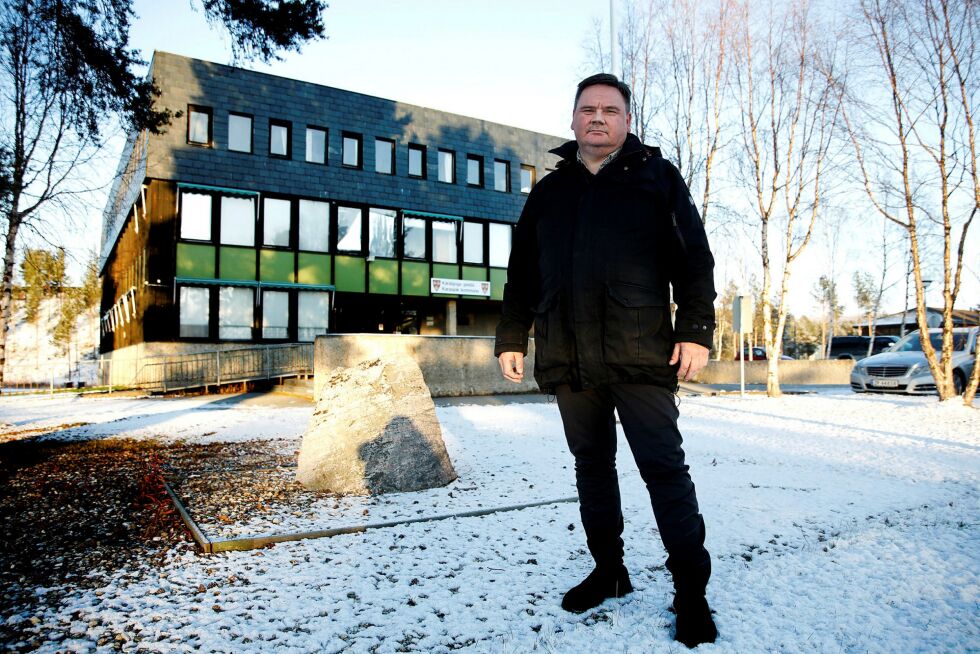 Ordfører Svein Atle Somby (Ap) drifter en av landets rikeste kommuner med svært underskudd.