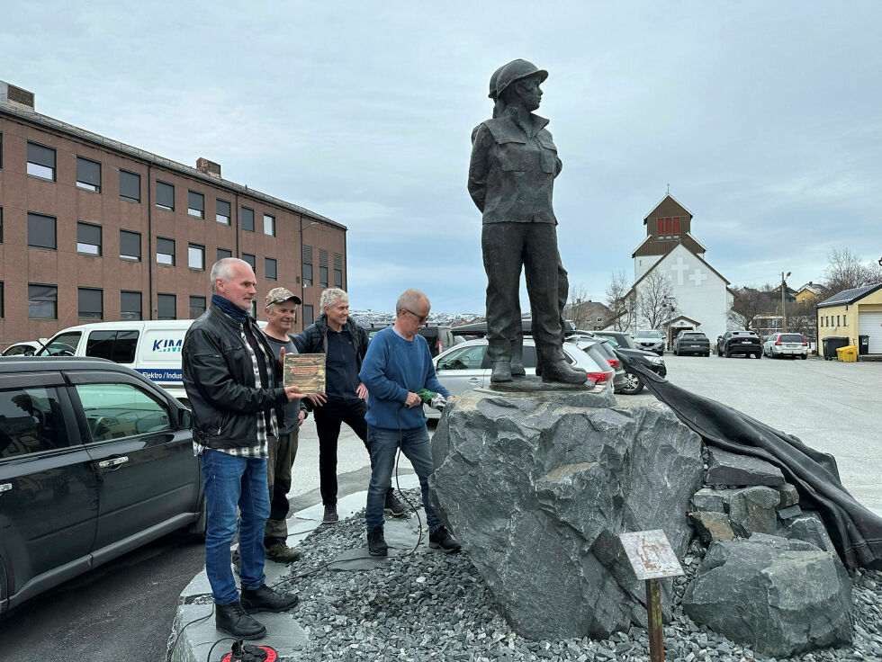 Stein Larsen, Halle Mikkelborg og Trond Hansen så seg fornøyd med jobben Charles Mortensen gjorde.
 Foto: Hallgeir Henriksen