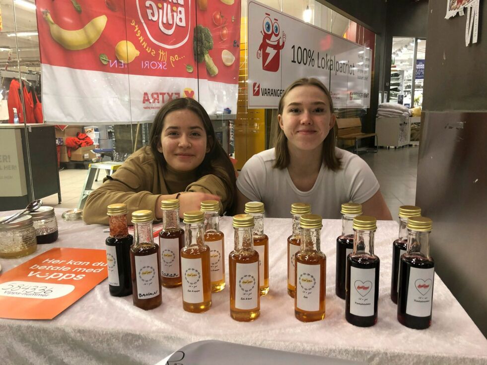 Mie Helene Lindbäck og Idun Opdøhl selger søte produkter.
FOTO: Birgitte Wisur Olsen