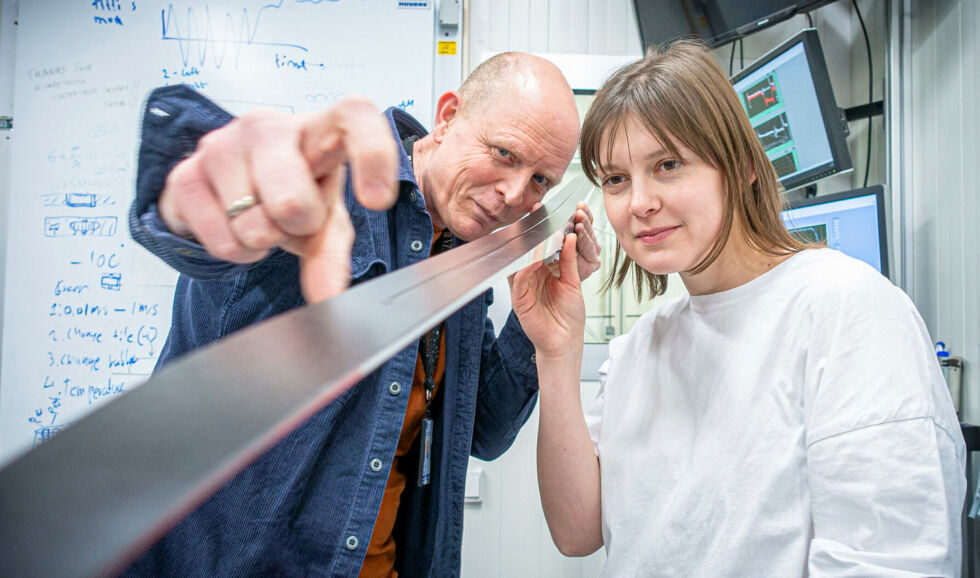 FramSki-prosjektet involverer både ski- og smurningsprodusenter. Stipendiat Johana Fialova synes det er topp å forske på noe som er så tett opp mot brukerne. Her sammen med veileder, professor Alex Klein-Paste.
 Foto: Sølvi W. Normannsen