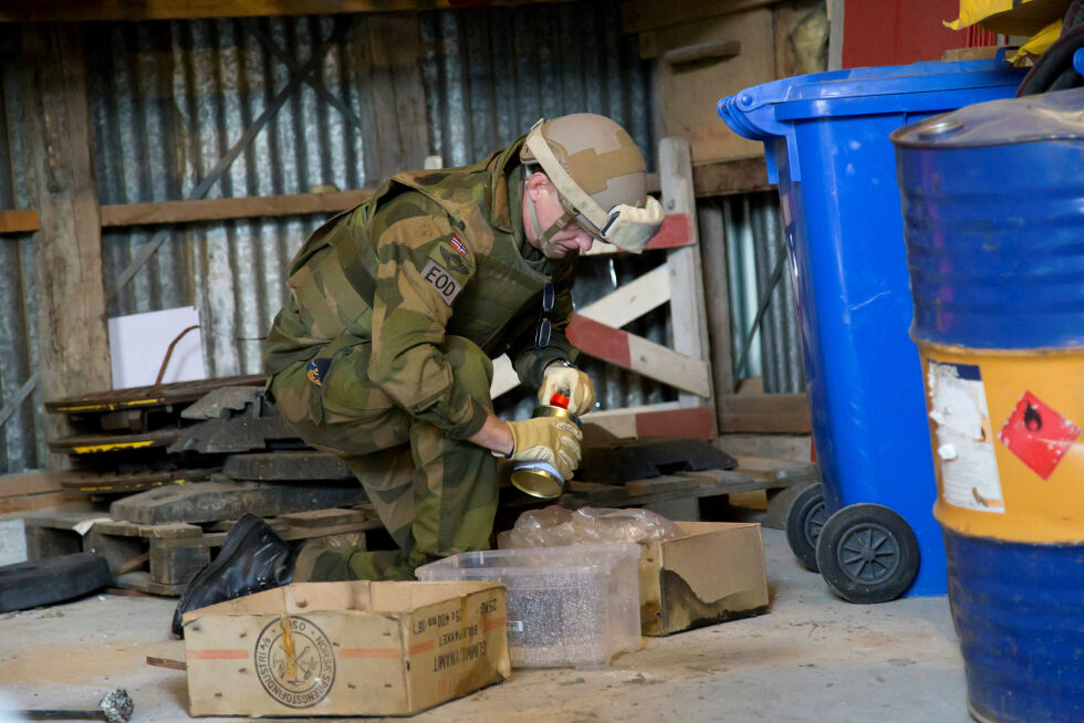 Orlogskaptein Wiggo Korsvik, stabsoffiser ved Forsvarets operative hovedkvarter, her på oppdrag for å nøytralisere dynamitt.
 Foto: Ina Nyås Moe/ FOH / Forsvaret