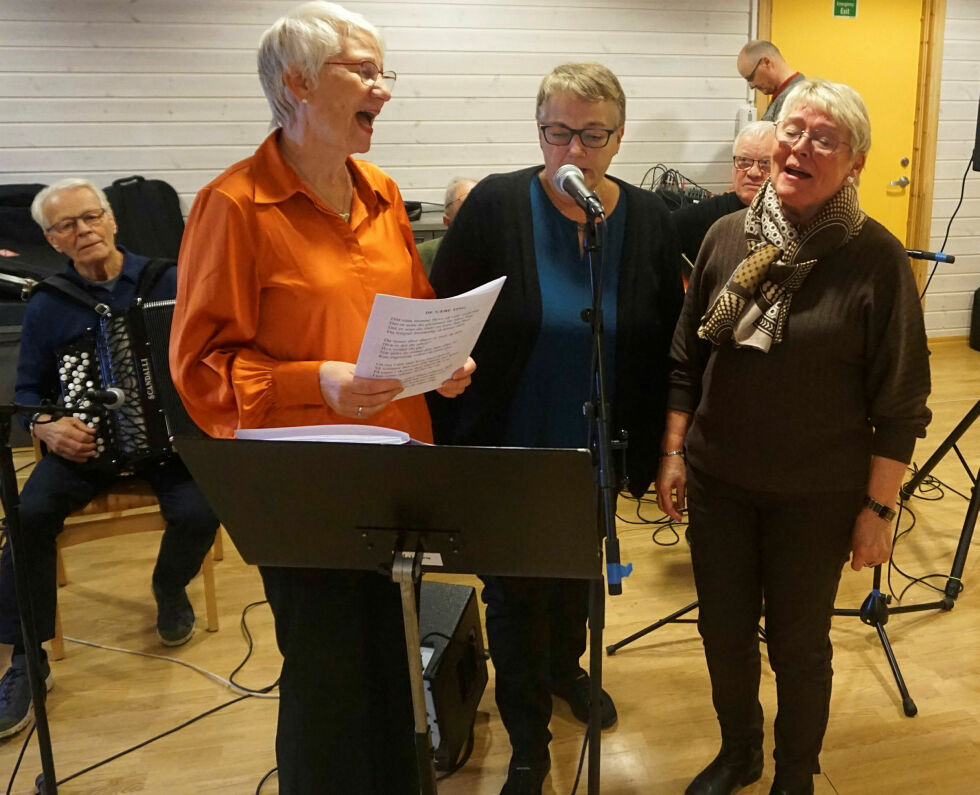 De sto alle for vakker sang. Fra venstre Wenche Andersen, Liss-Heidi Olsen og Herdis Elise Uttakleiv.
 Foto: Geir Johansen