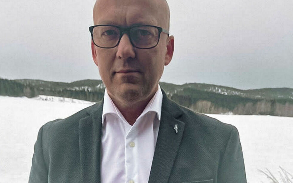 Trond Carlson har 20 år bak seg som henholdsvis ambulansearbeider og fengselsbetjent før han gikk over i ulike lederstillinger innen prehospital og privat næringsliv. Bakgrunn som tidligere ambulansesjef, AMK-sjef og klinikksjef for prehospital tror han kommer godt med når han nå skal lede den akuttmedisinske kjeden i Finnmark. Foto: Privat