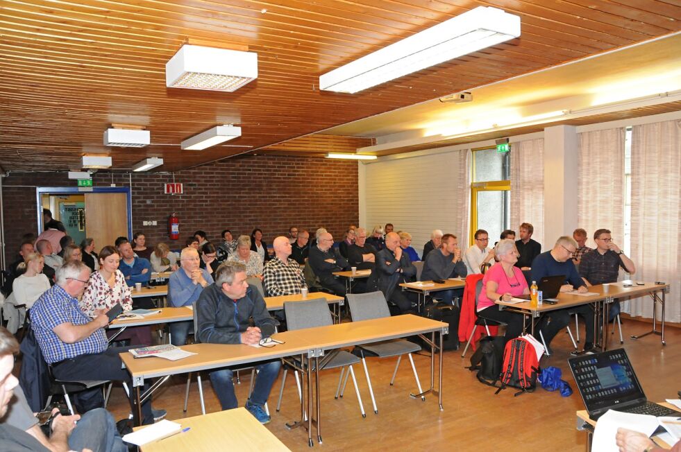Etter at Rune Rafaelsen fikk flertall 26-19 for en utsettelse av saken følte nok mange seg snytt for både debatt og vedtak om hvilke skoler en skal legge ned.
Foto: Halllgeir Henriksen