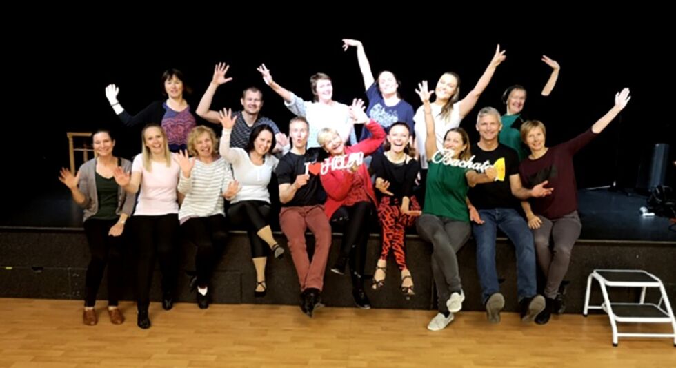 Danserne i salsaklubben ble litt slitne, men var svært fornøyd med instruktørene Aleksandr og Ekaterina Ryjkov (nr. 2 og 4 fra høyre).
 Foto: Tone Karin Solberg