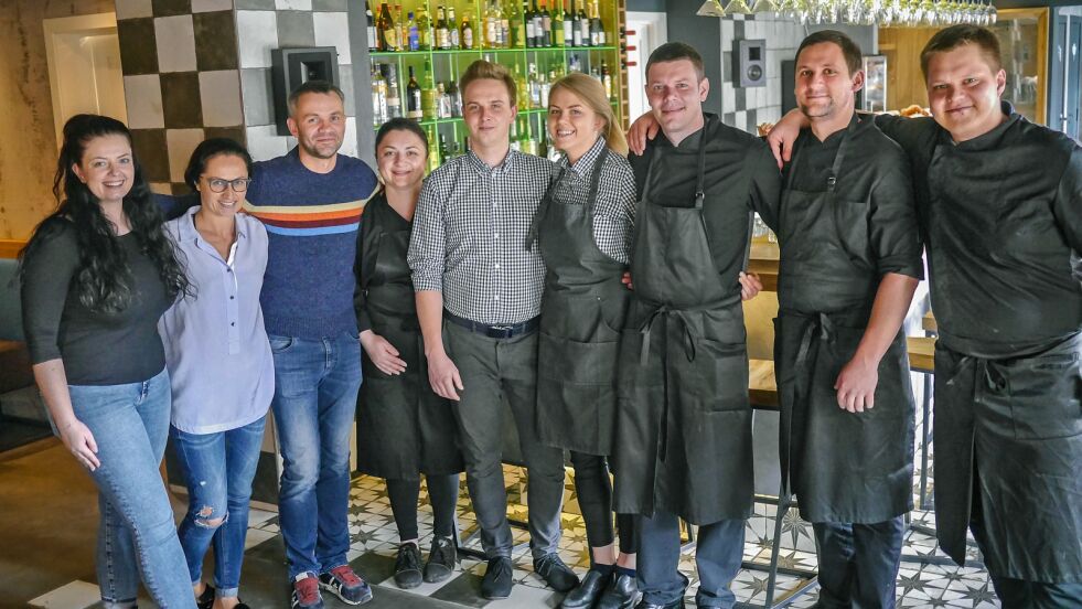 I sommersesongen har 12 personer vært i arbeid ved Arctic Hotel Nordkapp og restaurant Havly. Alle arbeiderne er fra Litauen, og her er en del av dem samlet foran baren. Fra venstre Greta Bertauskaite, Simona Sinusaite, Algirdas Zilinkskas, Evalina Kaziniauskiene, Vidmantas Leknius, Ausra Jakstaite, Simas Kaziniauskas, Tomas Martisius og Ernestas Skurvidas.
Foto: Geir Johansen