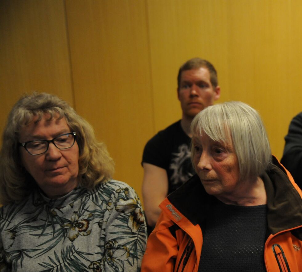 Unni Persen mente det var helt utrolig at trioen fra administrasjonen ikke kom innpå elevenes beste under det halv­annen time lange møtet.. Til venstre for henne, Randi Fløtten Andreassen, som mente alle nedleggingsforslagene de siste tjue årene har tært på Jarfjords befolkning.
 Foto: Halllgeir Henriksen