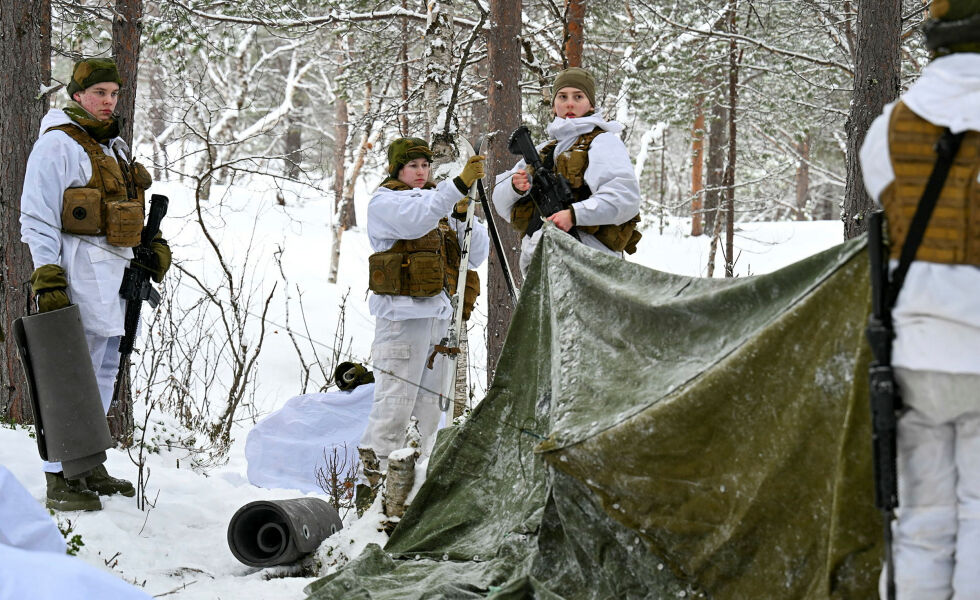 Leksjon i oppføring av hurtigbivuakk, hvor de bardunerte med ski.
 Foto: Irene Andersen