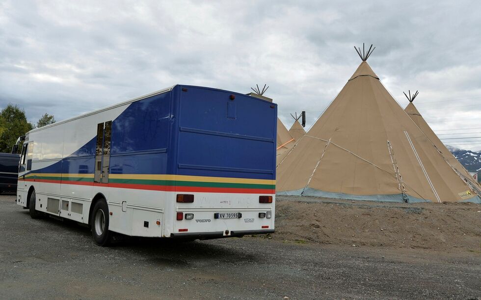Den sør­sa­mis­ke bok­bus­sen Gær­jah har nå blitt bu­tikk­buss for Sámi Shop i Troms, som dri­ves på Heia i en stor-lávvu. Foto: Stei­nar Sol­aas