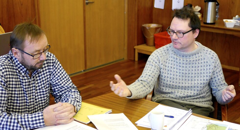 Nordkapp SVs Jan Olsen (til høyre) var tirsdag alene om å foreslå at arealene på Nordkapp-platået bør nyttes til offentlige formål, da kommunens planutvalg behandlet Nordkapp-saken.   Til venstre Lars Helge Jensen i Nordkapp Høyre.
 Foto: Geir Johansen