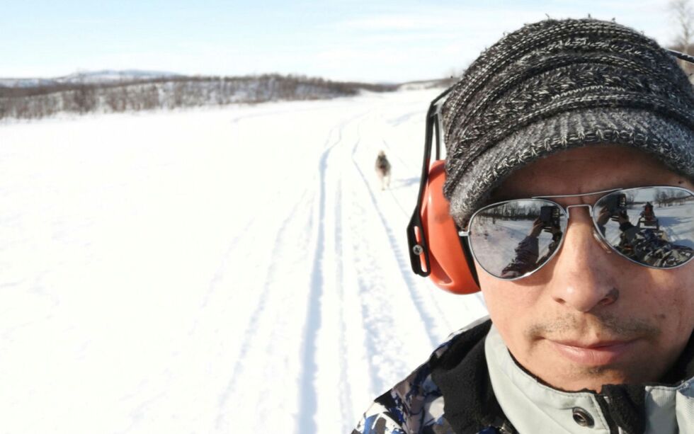 Hovedutvalgsleder Nils Ole Skum (Árja) i Kautokeino mener digitale kart med skuterløyper, i kombinasjon med slodding, kan være en bedre løsning enn stikking av løypene. 
– Når det står «fysisk», så er slodding en måte å løse det på, da får man hardpakket løype, sier Skum om regelverket.
 Foto: Privat
