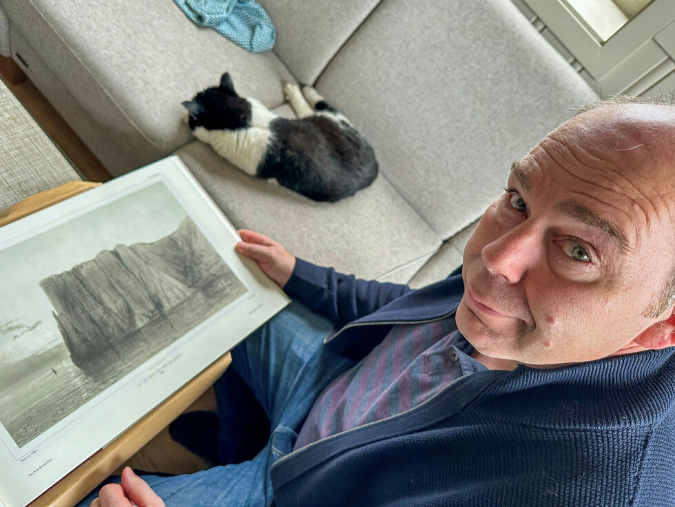 Yngve Kristiansen er opptatt av, og har store kunnskaper om Nordkapps kulturhistorie og ikke minst de hendelser som har gitt Nordkapp sitt verdenskjente renomme. Her viser han fra et bilde av Nordkapp i boken «Une Expedition Vers Le Nord» som er en samling bilder fra «La Recherche»-ekspedisjonen som pågikk fra 1838 til 1840.
 Foto: Jan Olsen