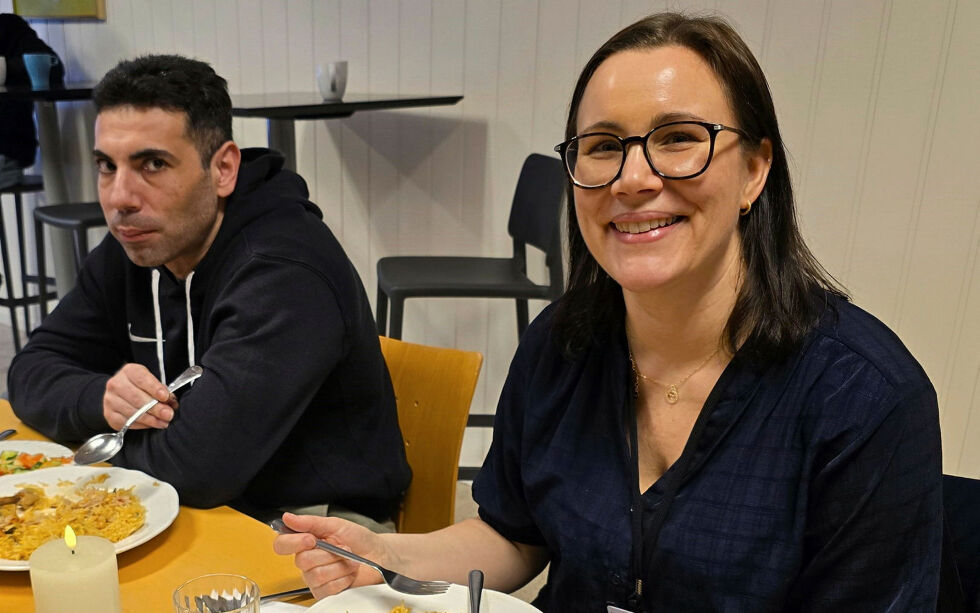 Lene Stavå er informasjonskonsulent på Hero mottakssenter i Kirkenes, og har organisert turen opp til Pasvik for beboerne på senteret. Feras er også spent på maten.
Foto: Yngve Beddari