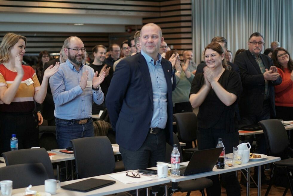 Nils Ole Foshaug blir applaudert inn som ny fylkesleder i Troms Arbeiderparti. (Foto: Troms Ap)