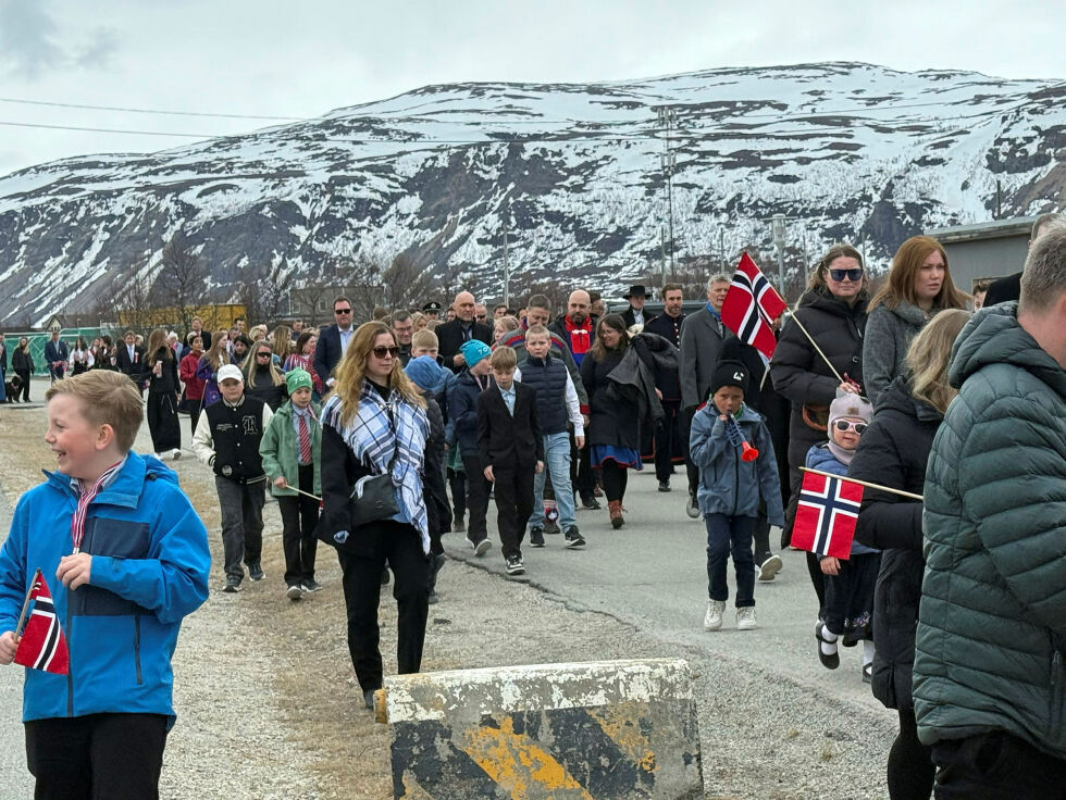 17. mai i Lakselv, grått overskyet og god stemning.
 Foto: Oskar Melkeraaen Aas