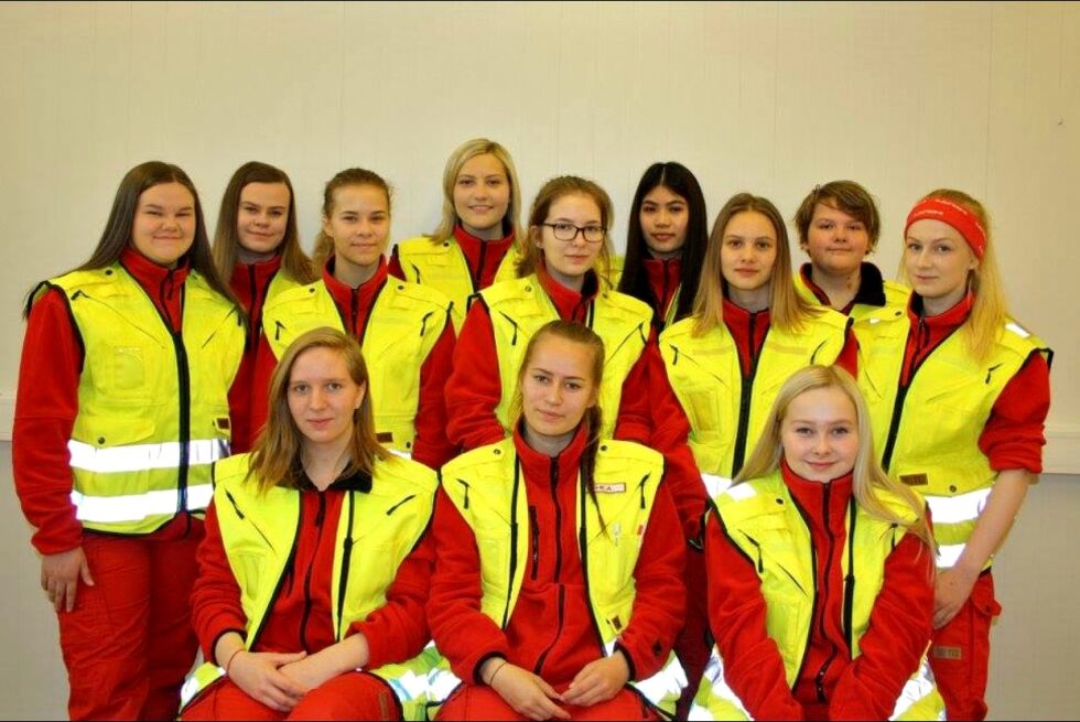 - Det viktigste for oss er å videreføre kunnskap, forteller Tora Helgesen (17). Her er klassen: Konstanse Nergård, Tora Helgesen, Nora Olsen, Anja Balto, Sanna Lillevik, Mee Sirinat Nimsombun, Mathilde Kinn, Amalie Kolstrøm, Ida Maria Raknerud, Linn-Chanett Sørensen, Thea Stiby og Julie Slåttedal.
 Foto: Frida Persen