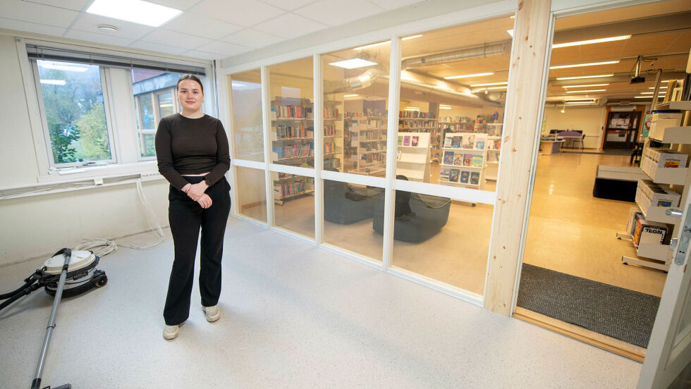 Andrea Klemetzen Domaas står i inngangspartiet og det som skal bli museumsbutikken. Når de åpner vil hovedinngangen til museet være gjennom biblioteket.
 Foto: Cecilie Bergan Stuedal