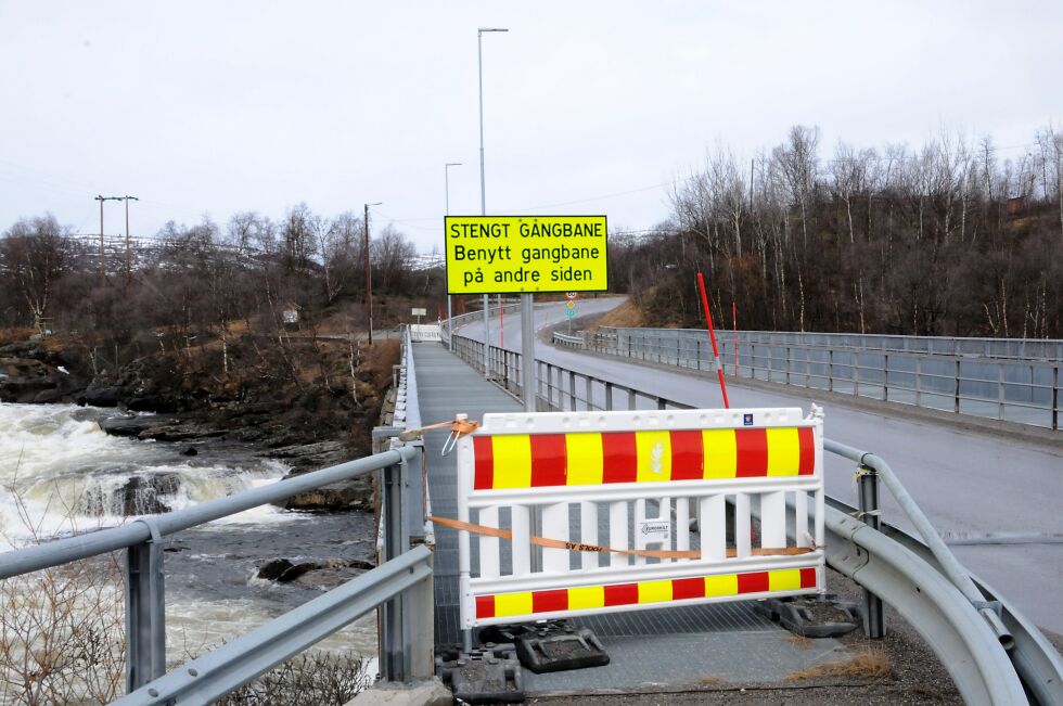 Etter å ha vært stengt siden juni 2018 vil denne gangbrua repareres i sommer.
 Foto: Halllgeir Henriksen