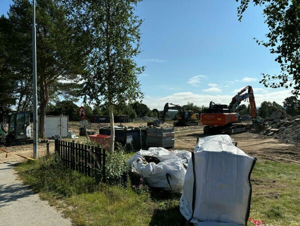 Skoleanlegget rives, men minnene lever videre