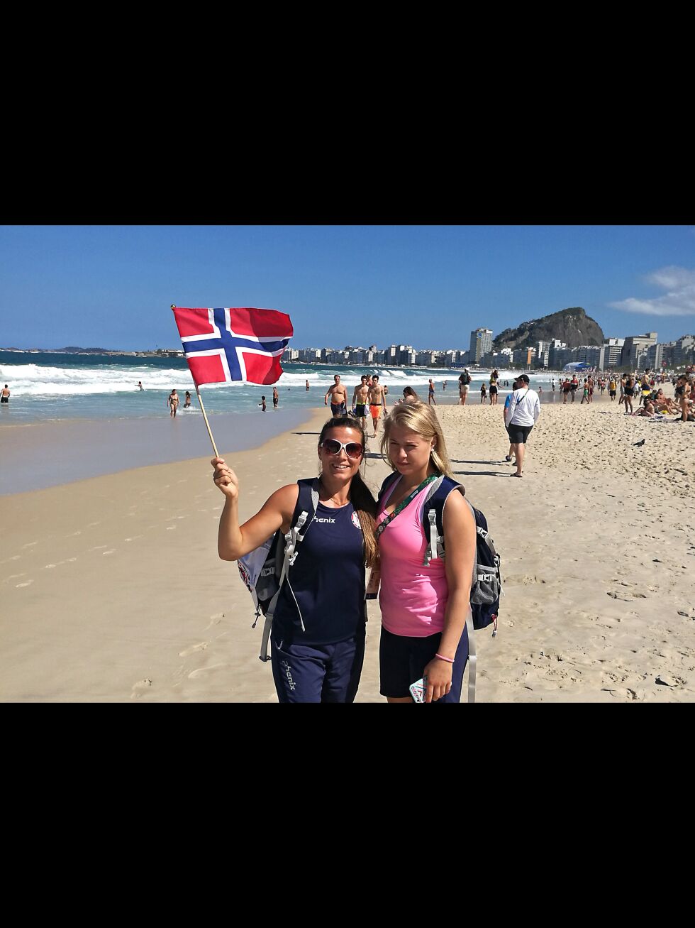 Signe Marie Fidje Store og trener Lotta Andersson nyter en av de siste fridagene de hadde i Rio. I dag skal tanajenta i aksjon under OL i Brasil.
 Foto: Tor Ørjan Store