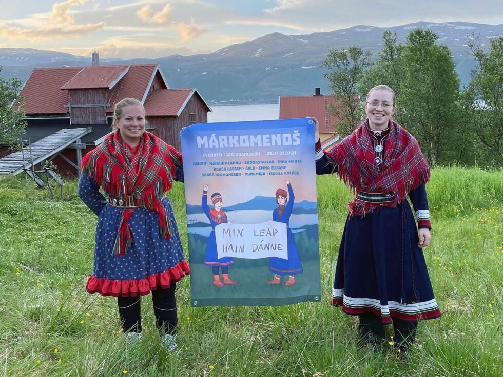 Festivalleder Aili Guttorm og produsent/daglig leder Ane Margrethe Ugelvik avslører årets festivalplakat.
 Foto: Márkomeannu
